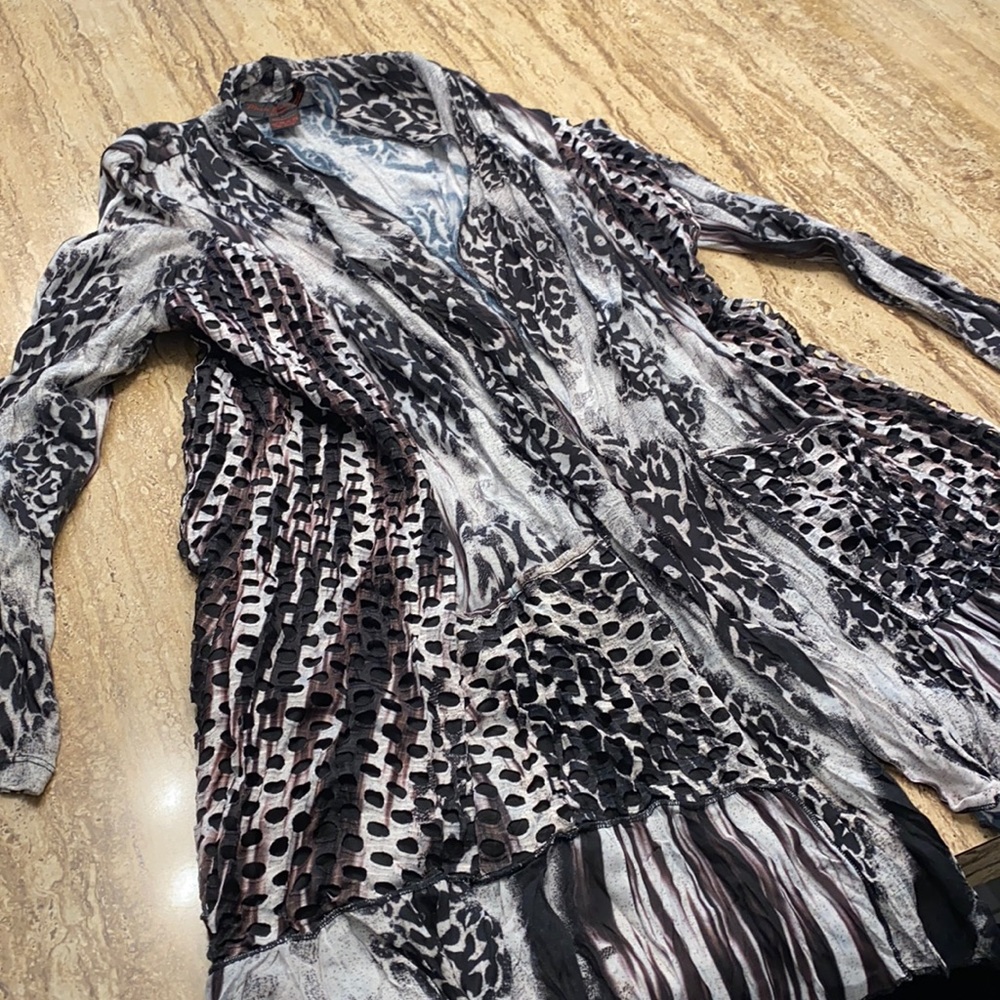 Ladies cardigan with pockets and long sleeves.